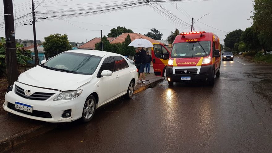 Duas mulheres ficam feridas após colisão entre Corolla e Fiesta no Bairro Santo Onofre