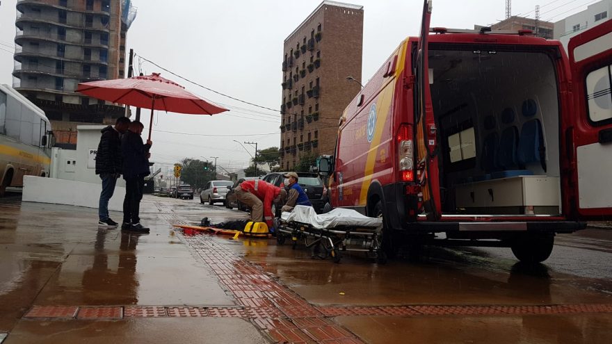 Mulher fica ferida após sofrer queda de moto na Rua Rio Grande do Sul