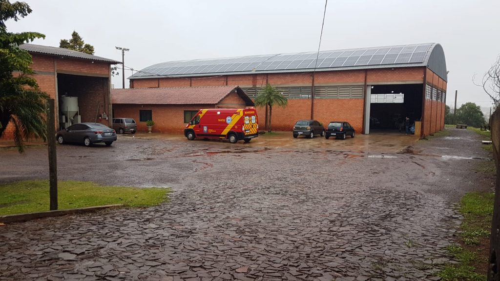 Homem que teve braço prensado em máquina é socorrido pelo Corpo de Bombeiros