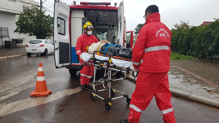 Jovem sofre suspeita de fratura após colisão no Centro