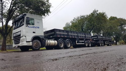 Imagem referente a Bandidos armados amarram motorista e roubam carreta; veículo foi recuperado pela PRF na BR-277