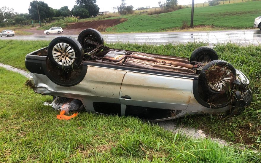 Motorista perde o controle e capota veículo na BR-467 em Cascavel