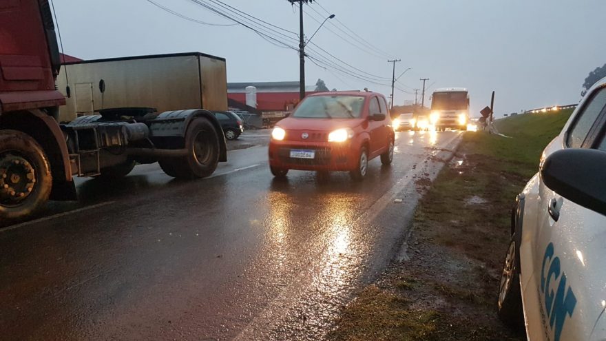 Intenso movimento é registrado na marginal da BR-277 no Bairro XIV de Novembro