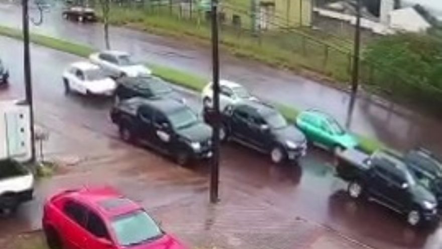 Colisão traseira envolvendo três carros foi registrada na Avenida Rocha Pombo