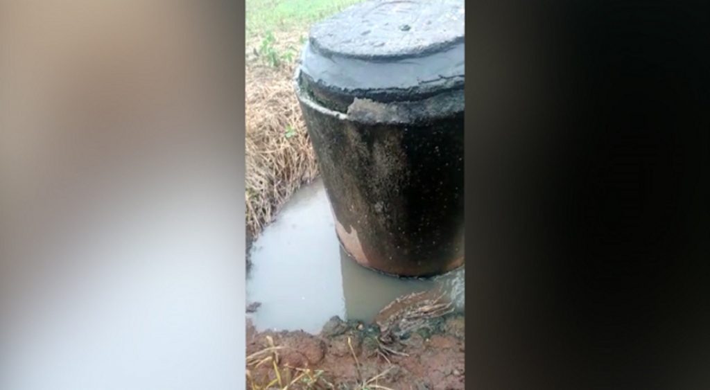 Trabalhador aponta local onde água de esgoto cai em rio de Cascavel Trabalhador aponta local onde água de esgoto cai em rio de Cascavel