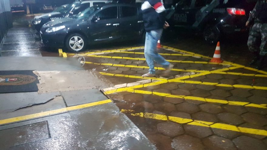 Jovem é preso com arma de fogo no loteamento Barcelona, em Cascavel