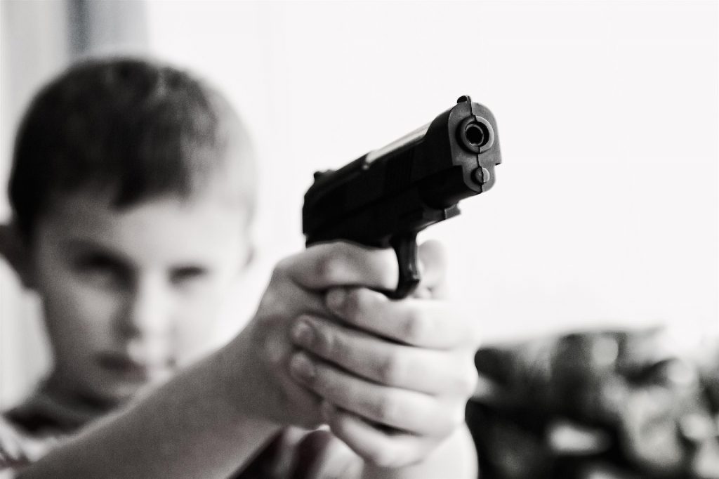 Adolescente de 17 anos morre ao brincar de roleta-russa