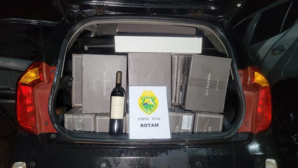 Dupla que saiu da Argentina com 52 caixas de vinho é detida em Cascavel Dupla que saiu da Argentina com 52 caixas de vinho é detida em Cascavel
