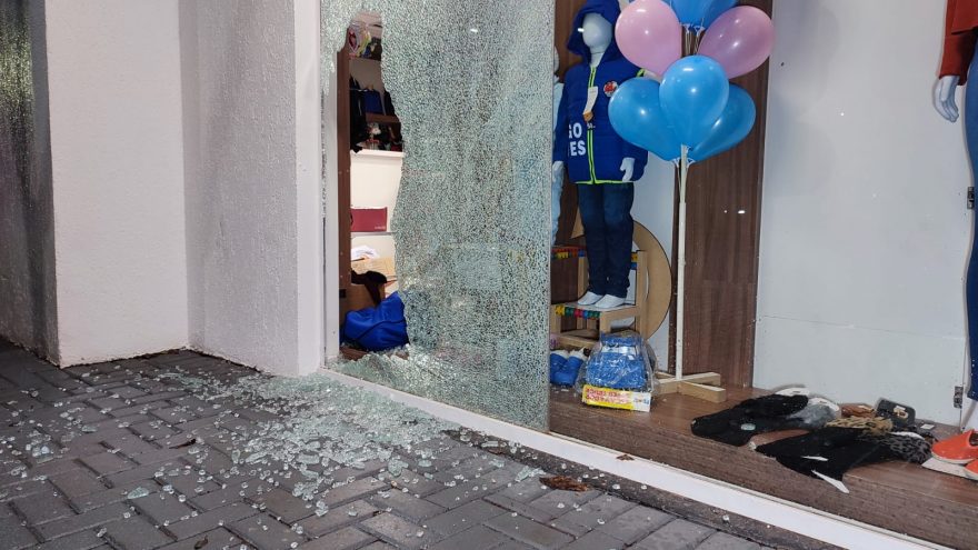 Loja de roupas no Centro tem vidraça destruída e caixa arrombado