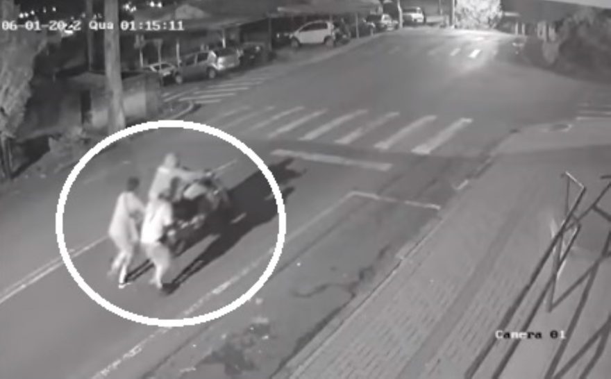 Câmera de monitoramento registra furto de motocicleta em Francisco Beltrão