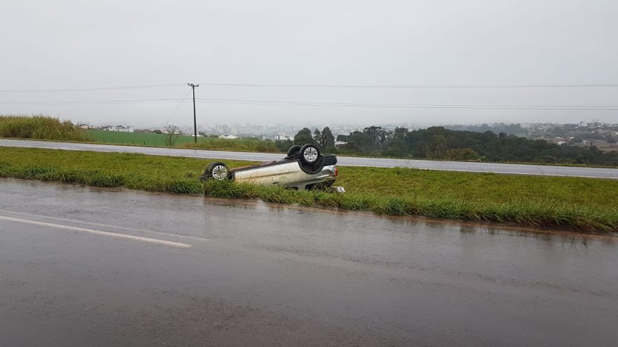 Saveiro que capotou na PRc-467, ontem, segue abandonada no canteiro central