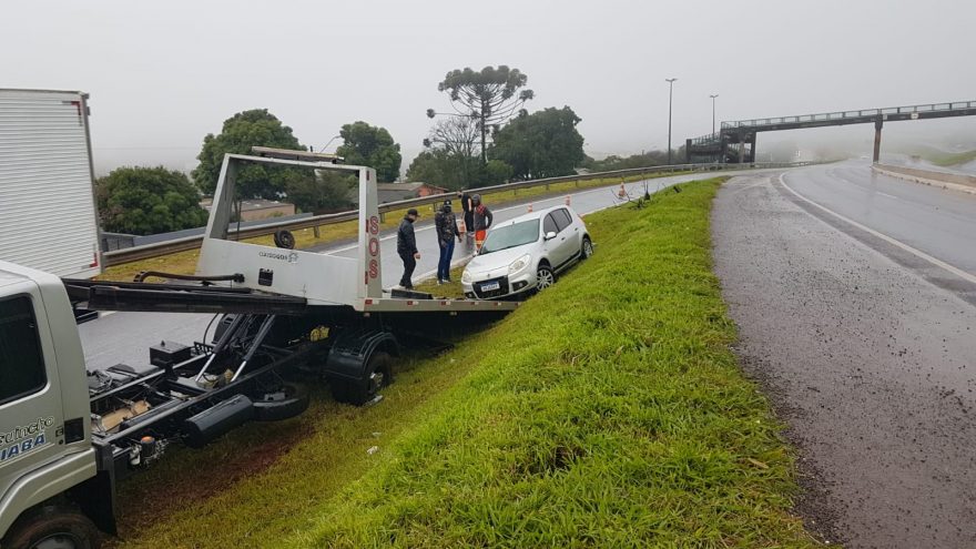 Após perder controle da direção, motorista sai da pista e quase capota carro às margens da PRc-467