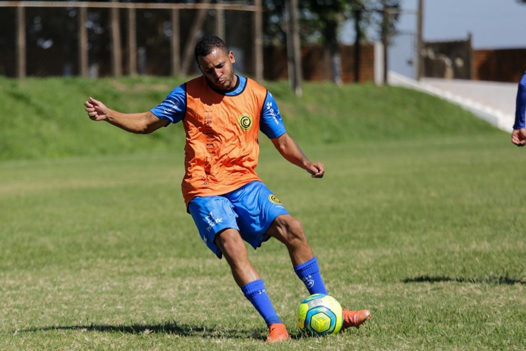 Depois de sete meses, atacante supera grave lesão e reforça ataque da Serpente na Série D