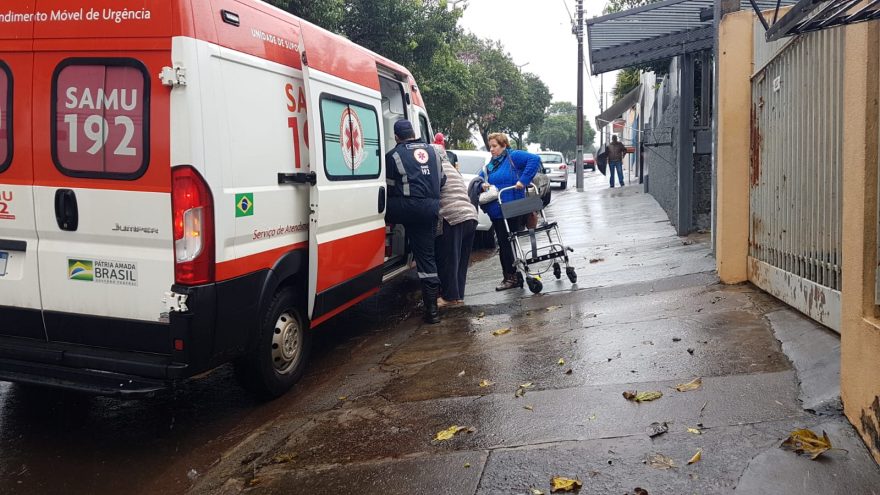 Mulher com dificuldades para movimentar lado direito do corpo é socorrida no Guarujá