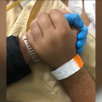 Imagem referente a Mãe de Airton Guilherme publica foto segurando a mão de seu filho que segue internado