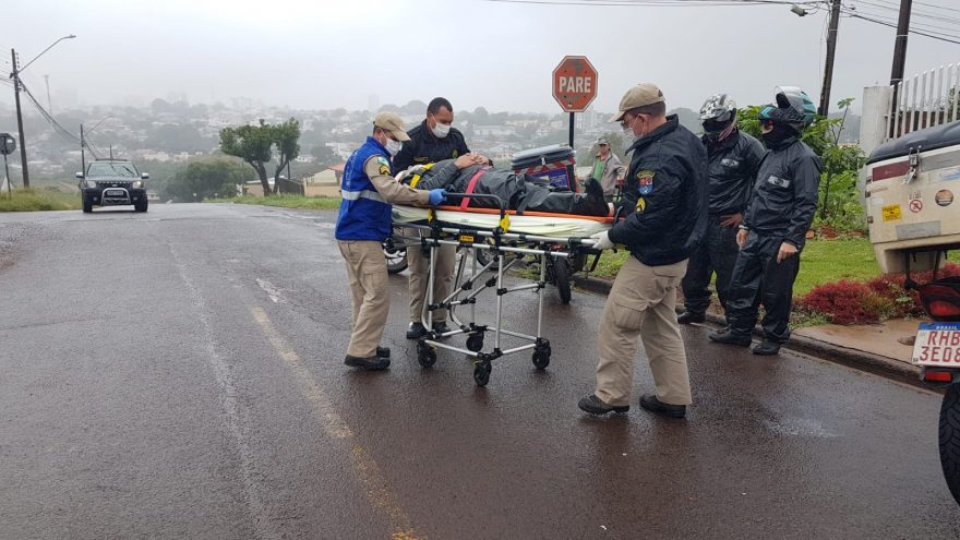 Piloto de motocicleta cai e sofre suspeita de fratura