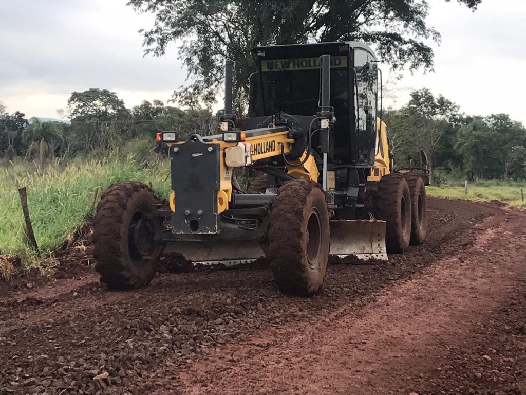 Equipes da Secretaria de Agricultura trabalham sob chuva para minimizar impactos nas estradas
