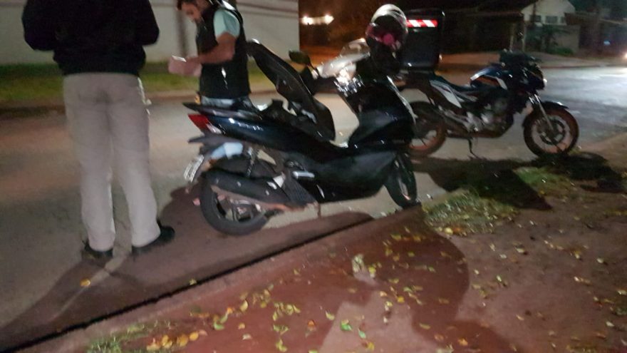 Mulher de 42 anos fica ferida ao cair de moto no cruzamento da Rua Altemar Dutra com Av. Papagaios, em Cascavel
