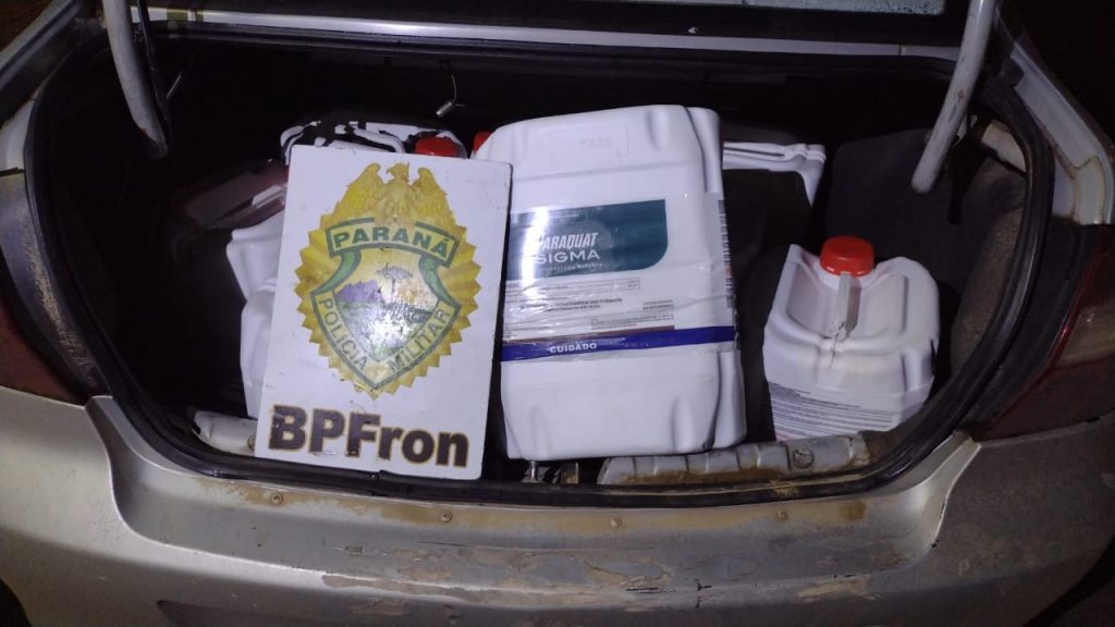 Polícia apreende carro carregado com agrotóxicos contrabandeados no município de Barracão Polícia apreende carro carregado com agrotóxicos contrabandeados no município de Barracão