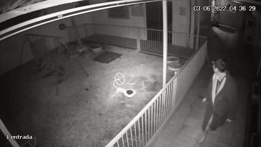 Vídeos mostram ação de ladrão no Cmei Mundo Encantado, no Bairro Neva