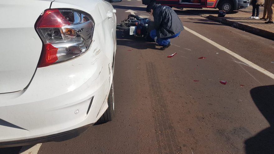 Colisão entre carro e moto deixa piloto ferido