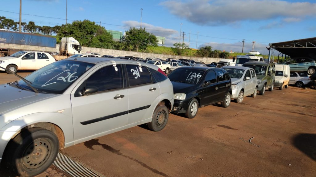 Veículos arrematados em leilão são entregues pela Receita Federal