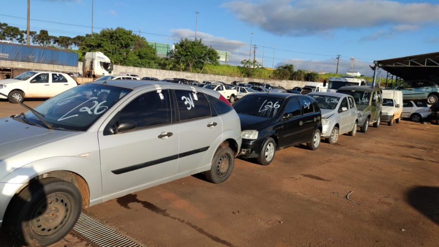 Veículos arrematados em leilão são entregues pela Receita Federal
