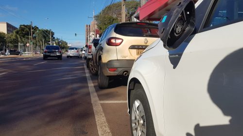 Imagem referente a Será que tem seguro? Caminhão colide com Jeep, S-10, Argo e Captur estacionados no Centro