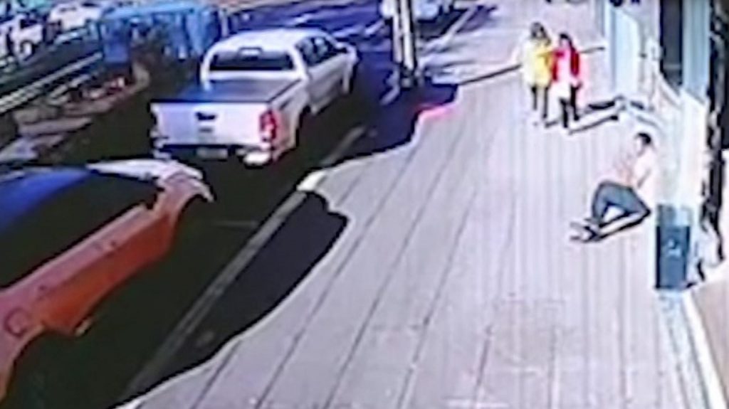 Vídeo: Veja o momento que caminhão atinge quatro veículos estacionados na Brasil