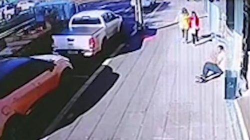 Imagem referente a Vídeo: Veja o momento que caminhão atinge quatro veículos estacionados na Brasil