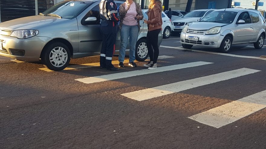 Colisão traseira na Av. Tancredo Neves deixa mulher ferida