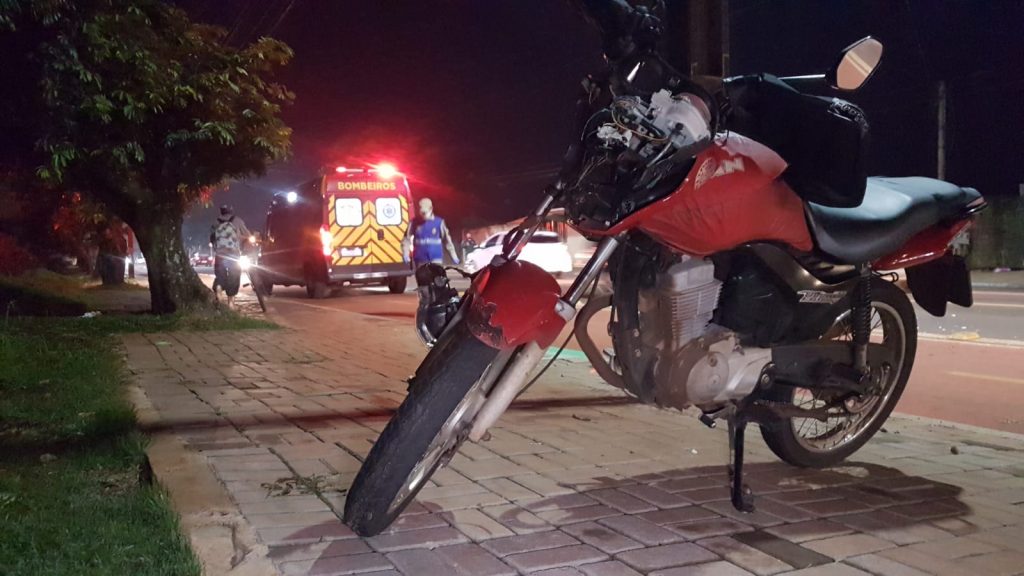 Homem fica ferido em colisão entre bicicleta e moto na Avenida Piquiri