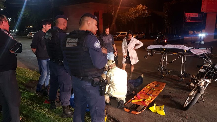 Motociclista fica ferido após forte colisão no Pacaembu