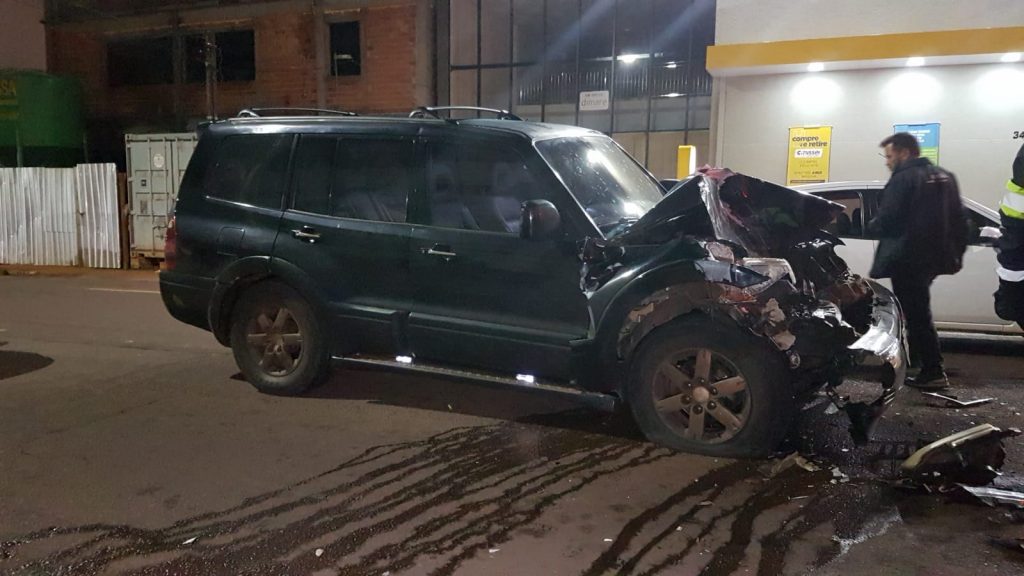 Forte colisão entre Pajero e ônibus deixa duas pessoas feridas na região central
