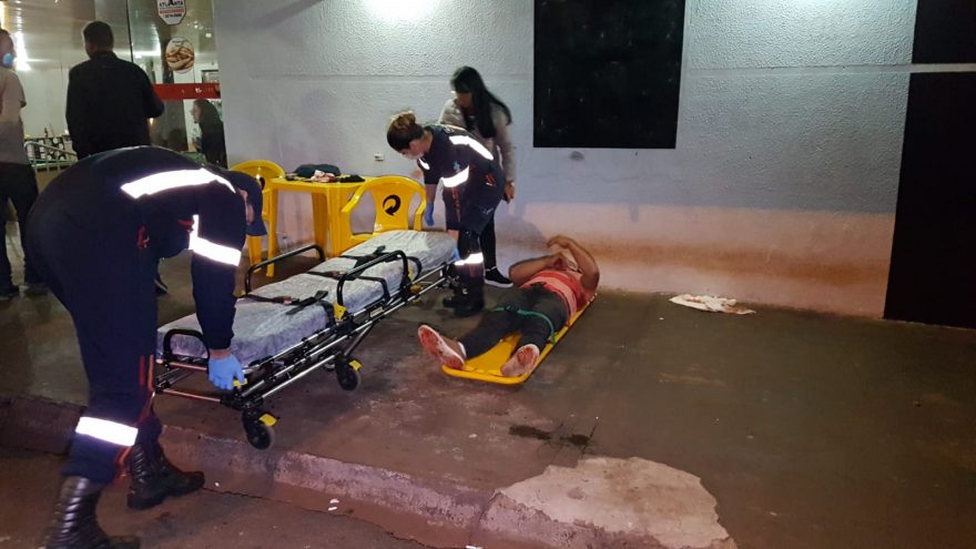 Venezuelano é agredido com socos, chutes e pedradas, no Guarujá
