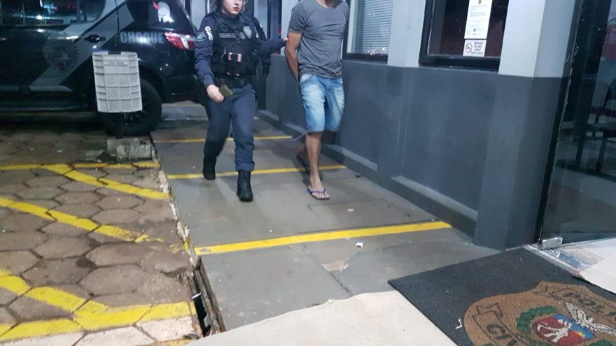 Homem é preso pela GM após ameaçar companheira e enteado no Bairro Pacaembu