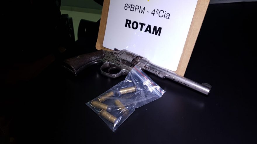 Casal armado é preso após ameaçar mulher que estaria ocupando residência
