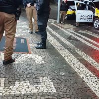 Imagem referente a Polícia é acionada após indivíduo alcoolizado arrumar confusão em uma farmácia no Centro
