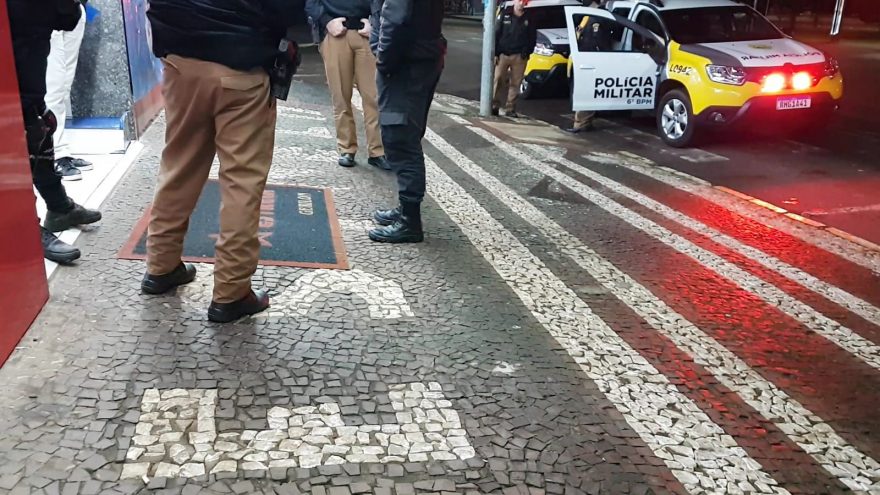 Polícia é acionada após indivíduo alcoolizado arrumar confusão em uma farmácia no Centro