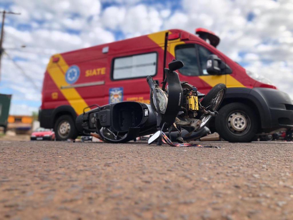 Homem fica ferido em colisão entre carro e moto no Bairro Brasília