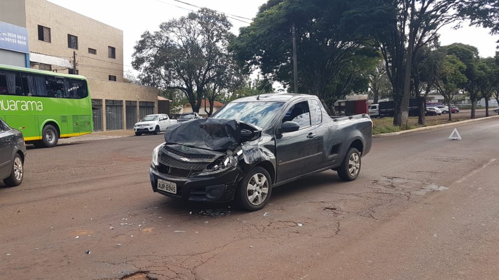 Montana e ônibus se envolvem em colisão no São Cristóvão em Cascavel