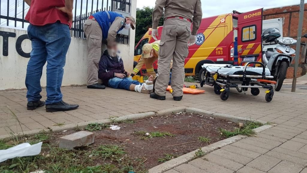 Jovem sofre suspeita de fratura após colisão no Cascavel Velho