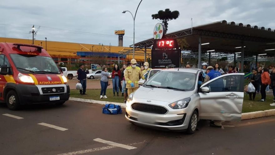 Colisão entre ônibus e Ford Ka deixa carro bastante danificado no São Cristóvão