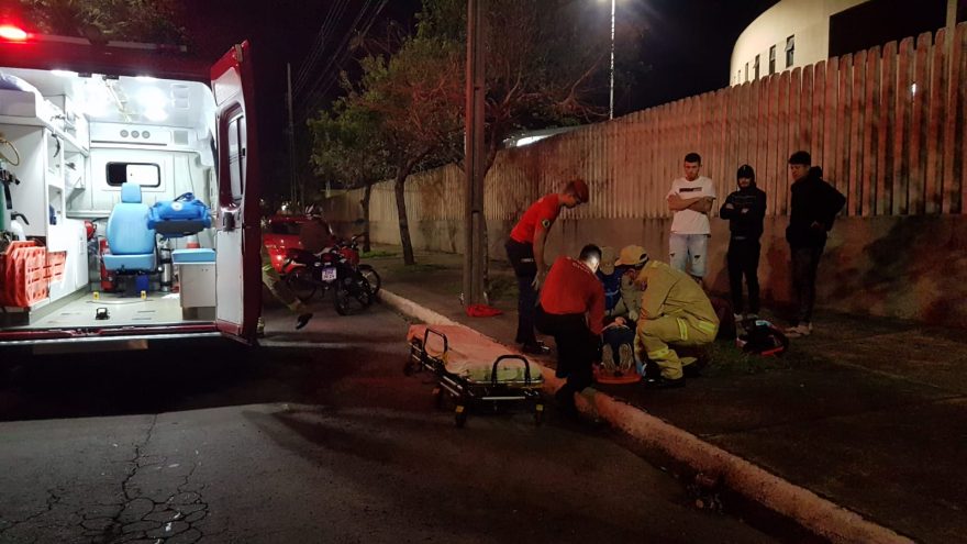 Jovem fica ferida após cair de motocicleta na Avenida Rocha Pombo