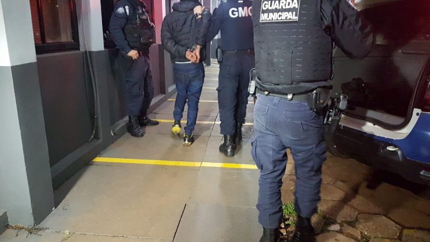 Guarda Municipal detém indivíduo por entrar em luta corporal com seus pais