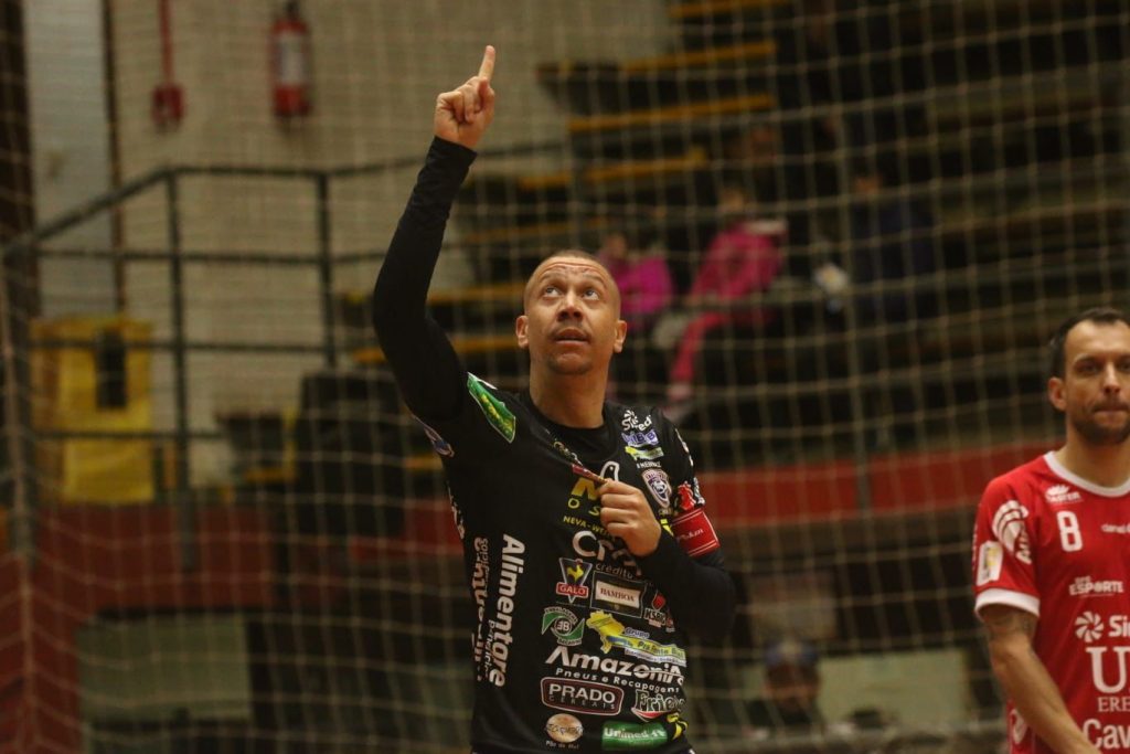 Com homenagem a Mangaba, Cascavel Futsal luta, mas é superado pelo Atlântico
