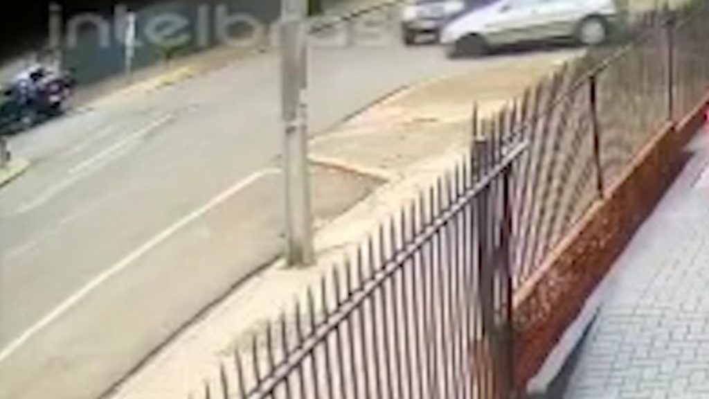 Veja momento em que Fiat Uno e Fiat Palio colidem no Centro