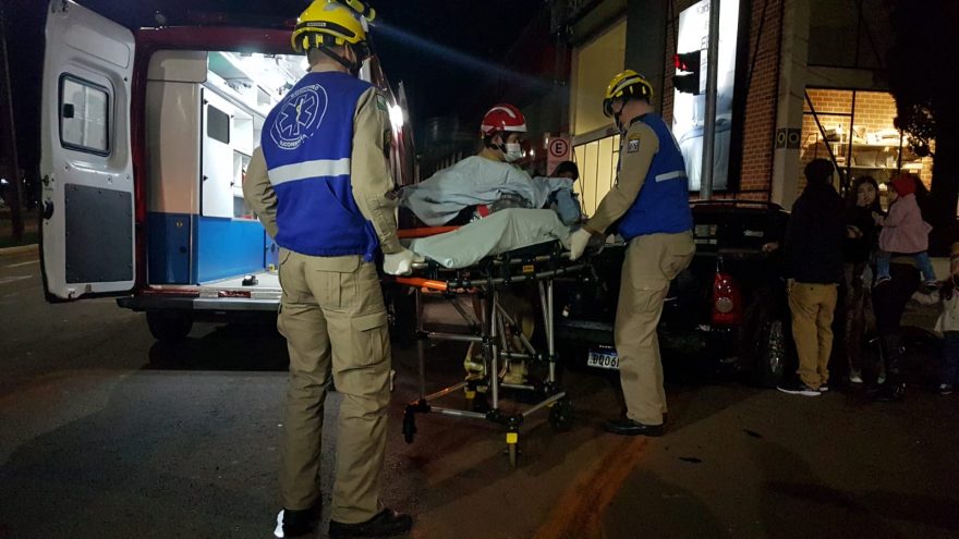 Forte colisão de trânsito no Centro deixa pessoa ferida