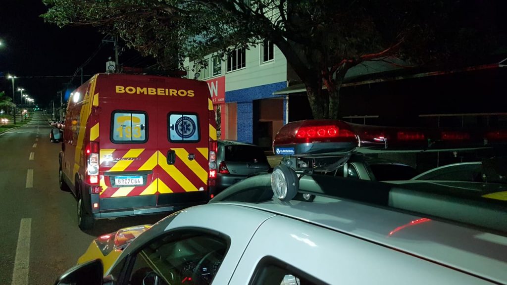Homem encontrado caído em banheiro de casa noturna é socorrido pelo Siate