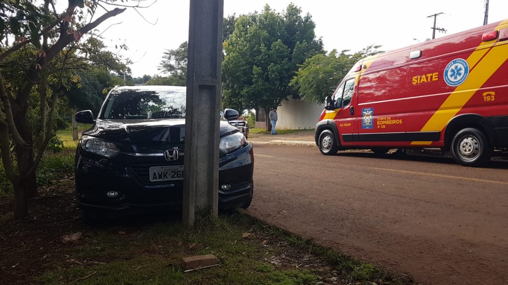 HRV colide em poste e Siate é acionado, no Santa Felicidade